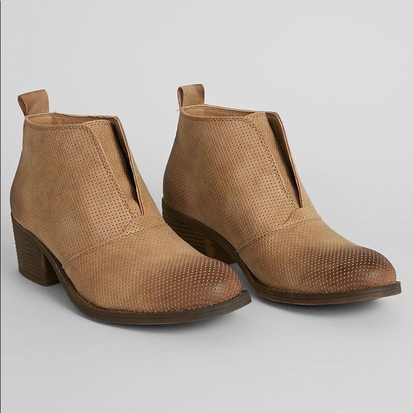 Billabong Shoes - Billabong Eccentric Ankle Boot in Dune. Size 8